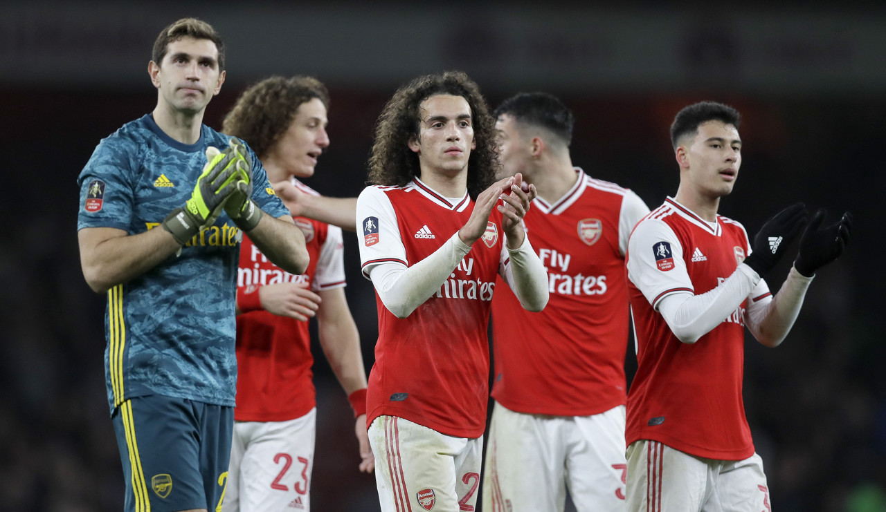 NBA常规赛战报：湖人客场险胜太阳,