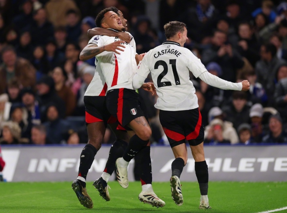 NBA勇士与篮网展开季后赛激烈对决